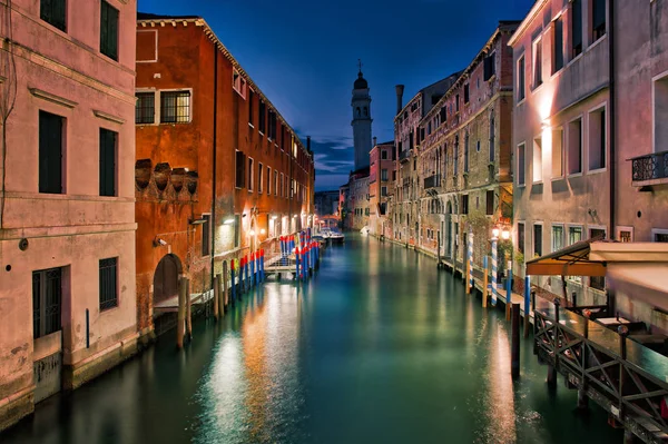Venecia Vista Nocturna Canal Lagunar Con Campanario Una Iglesia Colgante — Foto de Stock