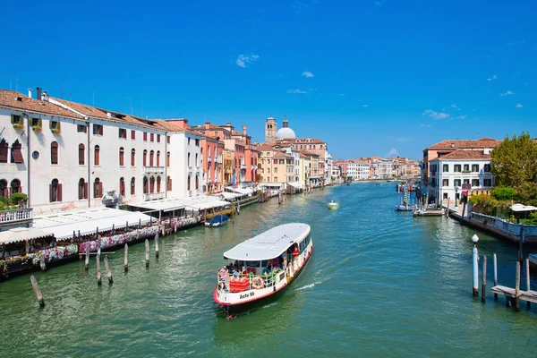 Venecia Italia Agosto 2018 Vaporetto Con Turistas Navega Por Canal — Foto de Stock