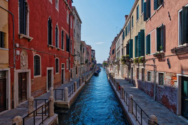 ヴェネツィアのラグーンにある運河のビュー — ストック写真