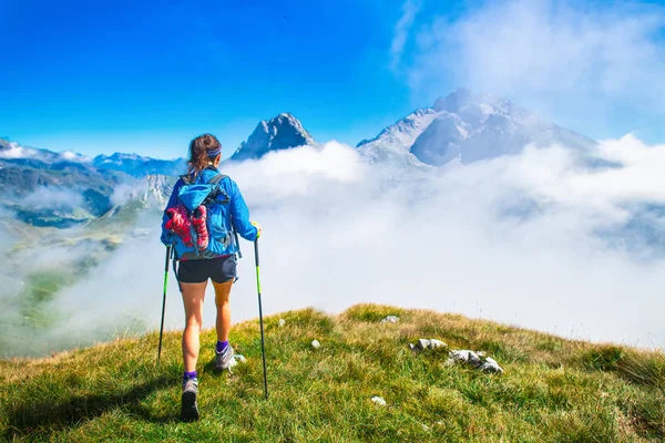 Een Meisje Tijdens Een Wandeling Bergen Met Polen Stokken — Stockfoto