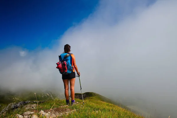 Uma Menina Olha Longe Nevoeiro Vale Montanha Durante Uma Caminhada — Fotografia de Stock
