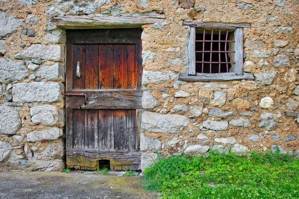 Alte Holztür Mit Fenstergeländer Haus Aus Kieselsteinen Einer Antiken Grenze — Stockfoto