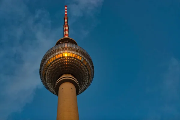 Alexanderplatz Berlin Güneş Batımının Televizyon Kulesi Yansıtılır — Stok fotoğraf