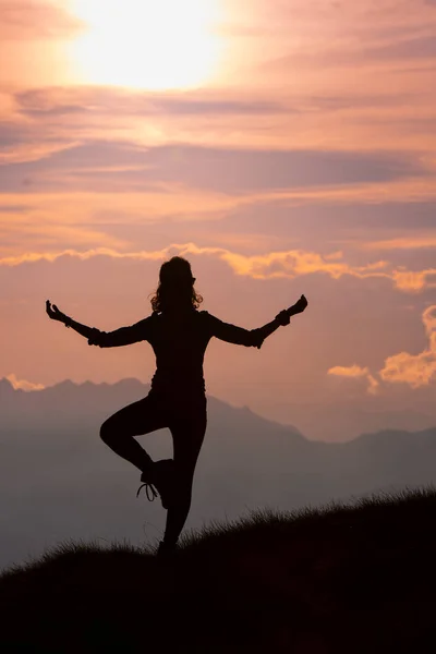 Meisje Praktijken Yoga Posities Bergen Tijdens Een Excursie — Stockfoto