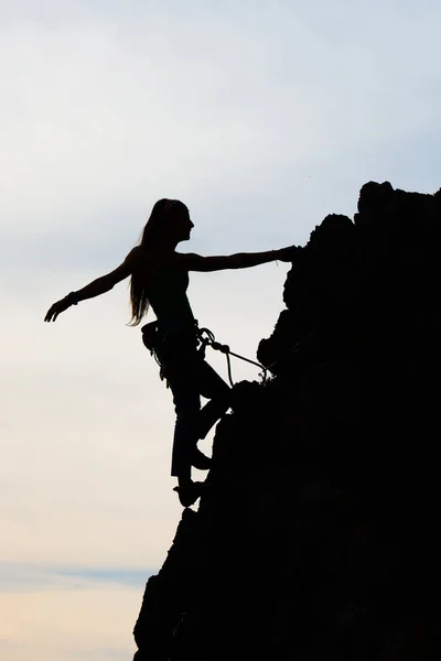 Menina Bonita Físico Escalando Uma Parede Rochosa — Fotografia de Stock