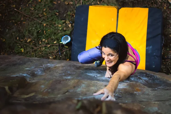 Beautiful Girl Practicing Bouldering Crash Pad Protects Her — Stock Photo, Image