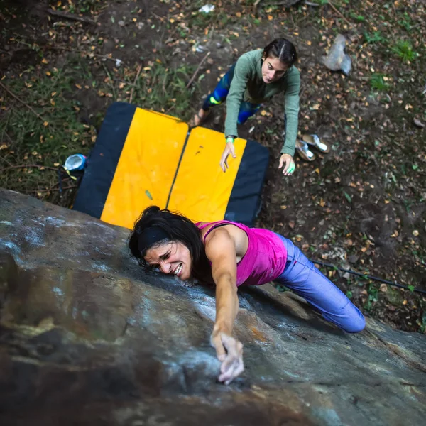 Beautiful Girl Practicing Bouldering Passes Crash Pad Her Partner Protecting — Stock Photo, Image