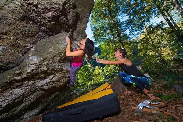 Práctica Bouldering Dos Chicas Con Almohadilla Choque — Foto de Stock