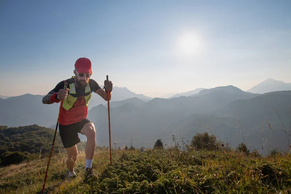 Hombre Atleta Cielo Raid Las Montañas Con Palos Pega Cuesta —  Fotos de Stock