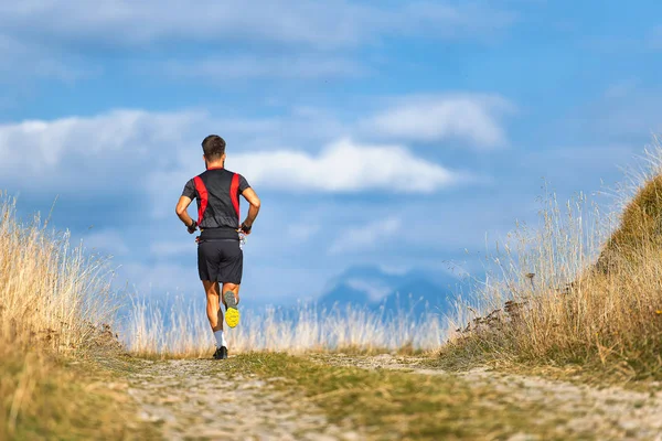 Runner Górskiej Drodze Pociągi Maratonie Dużej Wysokości — Zdjęcie stockowe