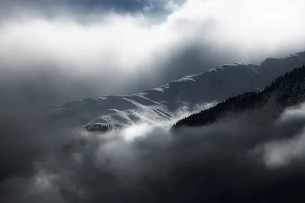 雲と山の雪の光の効果 — ストック写真