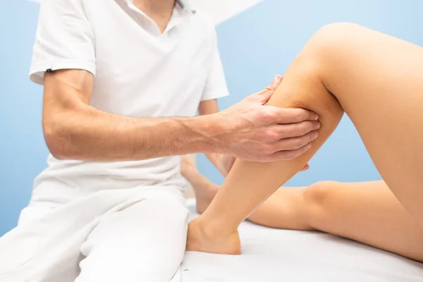 전문적인 Physiotherapist의 스튜디오에서 마사지 — 스톡 사진