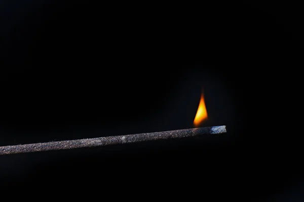 Kelet Füstölő Kibír Val Égő Láng Fekete Háttér — Stock Fotó