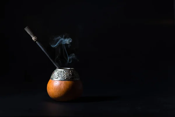 Yerba Bebida Mate Caliente Con Humo Sobre Fondo Negro —  Fotos de Stock