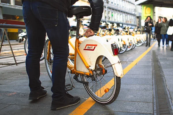 Милан Италия Декабря 2018 Человек Берет Общественный Велосипед Муниципалитете Милана — стоковое фото
