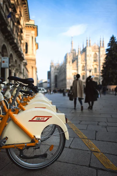 Milan Talya Aralık 2018 Kamu Bisikletler Milan Yerleşim Yeri Duomo — Stok fotoğraf