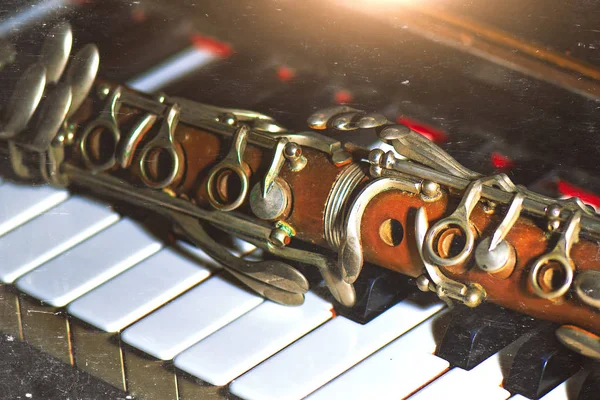 Photo Effet Vintage Clarinette Antique Appuyée Sur Les Touches Piano — Photo