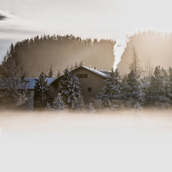 在高山的冷雾中 房子里的烟囱烟雾 — 图库照片