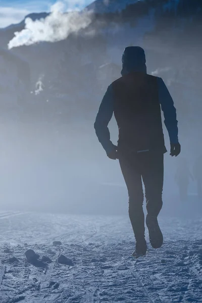 Hombre Corre Sobre Nieve Frío Del Invierno —  Fotos de Stock