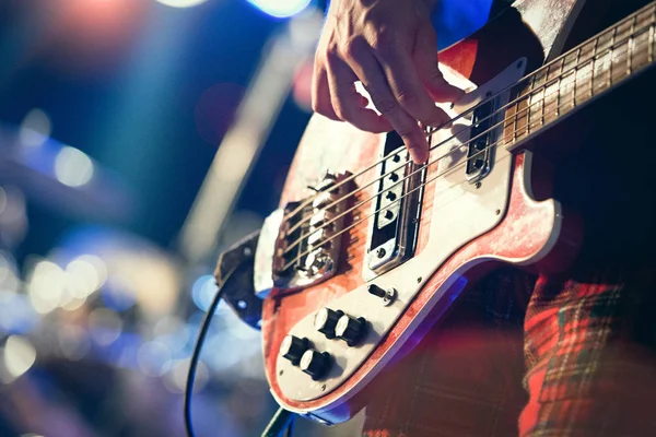 Baixo Leitor Música Pop Durante Show — Fotografia de Stock