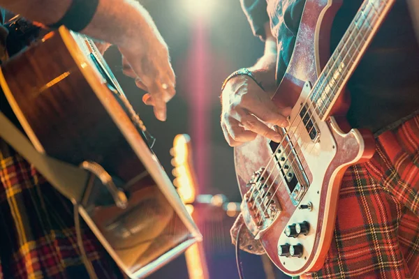 Guitarrista Baixista Músicos Pop Durante Uma Apresentação Grupo — Fotografia de Stock