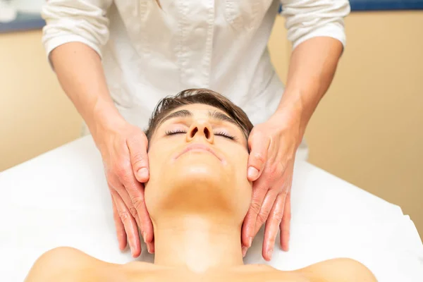 Étude Esthétique Esthéticienne Pratique Massage Facial — Photo