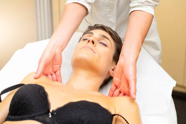 Beautician Performs Relaxing Massage Aesthetic Studio — Stock Photo, Image