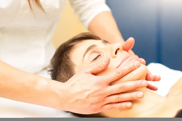 Massage Facial Relaxant Dans Une Étude Esthétique — Photo