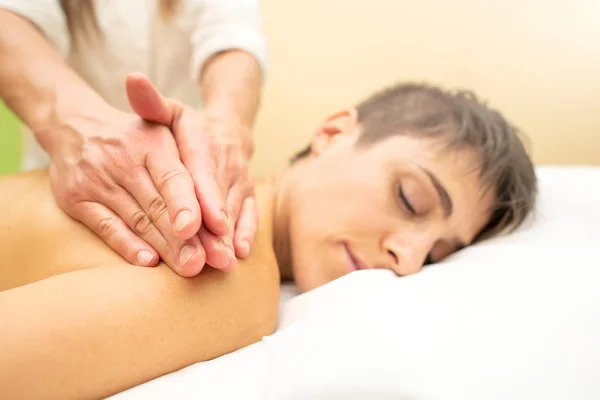 Esthéticienne Pratique Massage Esthétique Relaxant Derrière Une Jeune Femme — Photo