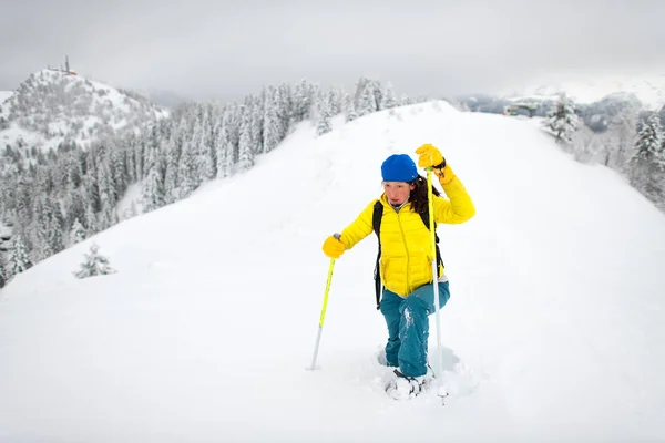 山中の孤独な少女のスノーシュー散歩中あまりの雪 — ストック写真