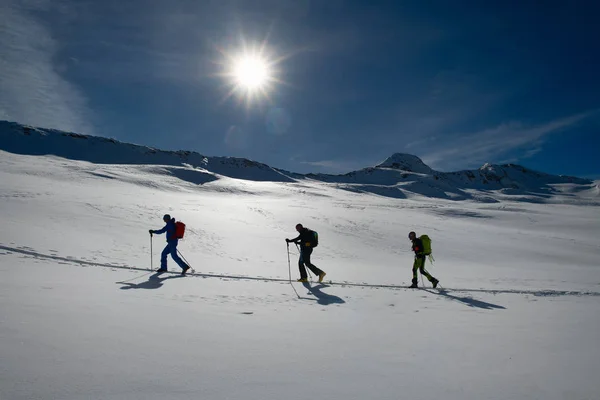 Kayak Dağcıların Bir Tırmanmaya Izlemek — Stok fotoğraf