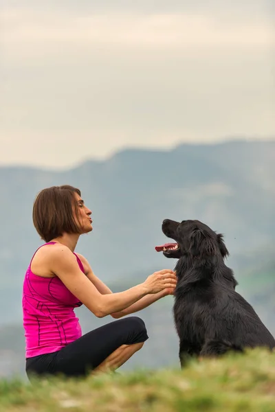 Frau Mit Ihrem Schwarzen Hund Den Bergen — Stockfoto