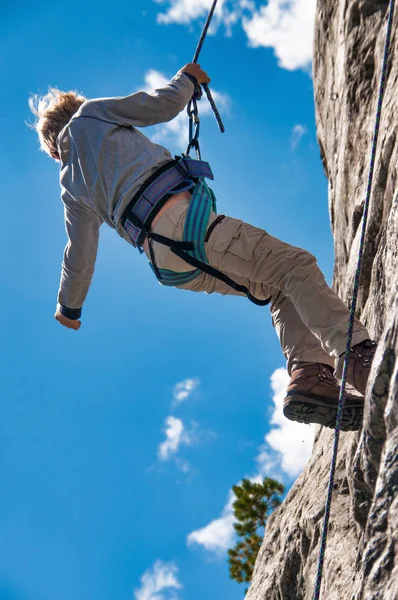 ダブル ロープ下り坂で子供のための登山学校 — ストック写真