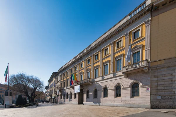 Bergamo. het paleis van de gemeente. Palazzo Frizzoni — Stockfoto