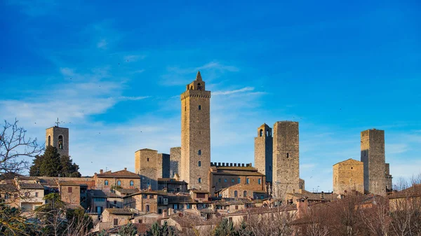 De middeleeuwse dorp San Gimignano met zijn beroemde torens. in — Stockfoto