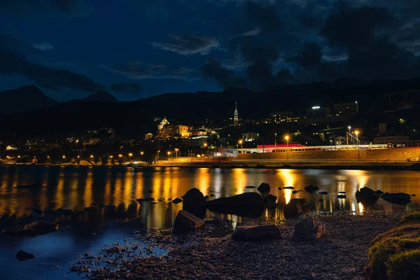 St. Moritz per nacht. Beroemde toeristische vakantieoord in Zwitserland — Stockfoto