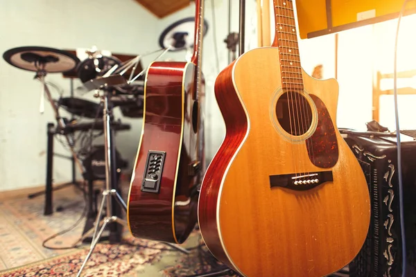 Grupo sala de ensaio em casa com guitarras — Fotografia de Stock