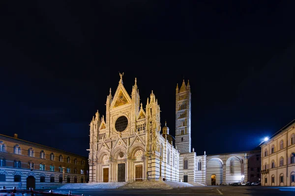 La catedral de Siena en Toscana por la noche — Foto de Stock