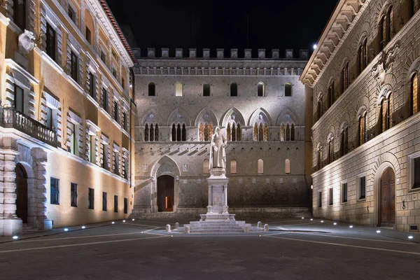 Salimbeni square in Siena. With the monument of Sallustio Bandin — Stock Photo, Image