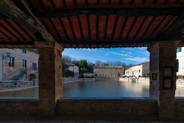 Bagno Vignoni. přírodní bazén uprostřed domy v — Stock fotografie