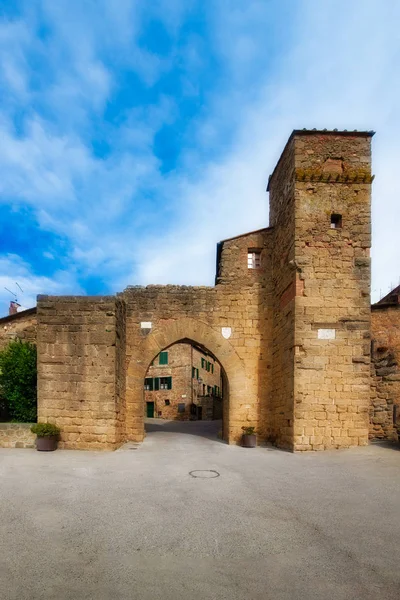 De deur van de ingang naar Monticchiello. Val d0rcia. Siena — Stockfoto