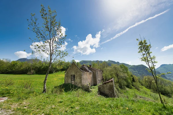 Oud huis in het verwoeste landschap worden hersteld — Stockfoto