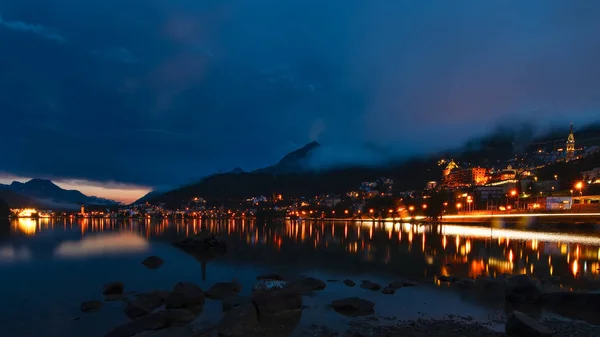 Sankt Moritz om kvelden fra innsjøen. – stockfoto