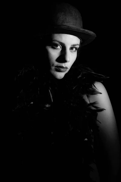 Retrato de mulher em bowler chapéu sobre fundo preto em preto e — Fotografia de Stock