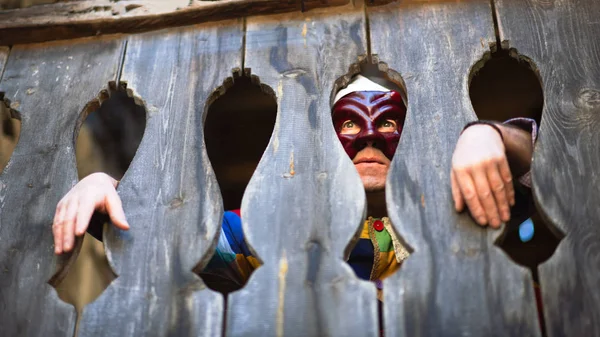 Die Maske des Arlecchino. Blick zwischen der hölzernen Terrasse — Stockfoto