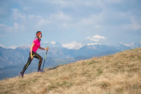 若い選手は山の中を走り、空を飛ぶ — ストック写真