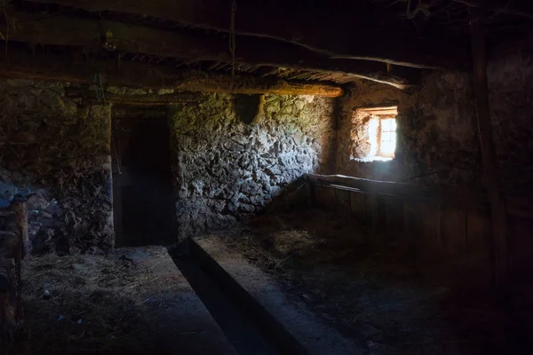 Interior de un antiguo establo rural en el norte de Italia —  Fotos de Stock