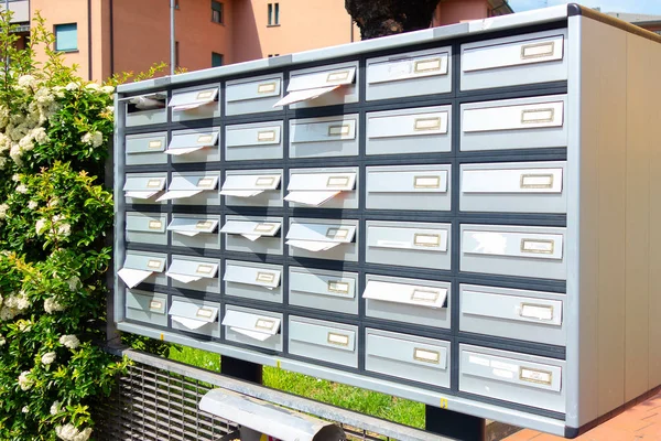 Şehirde kat mülkiyeti mektup kutuları — Stok fotoğraf