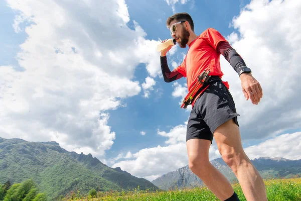 Mountain runner krijgt zijde en rust tijdens uithoudingsvermogen — Stockfoto