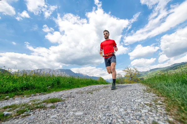 Training van een berg marathonloper op landweg — Stockfoto